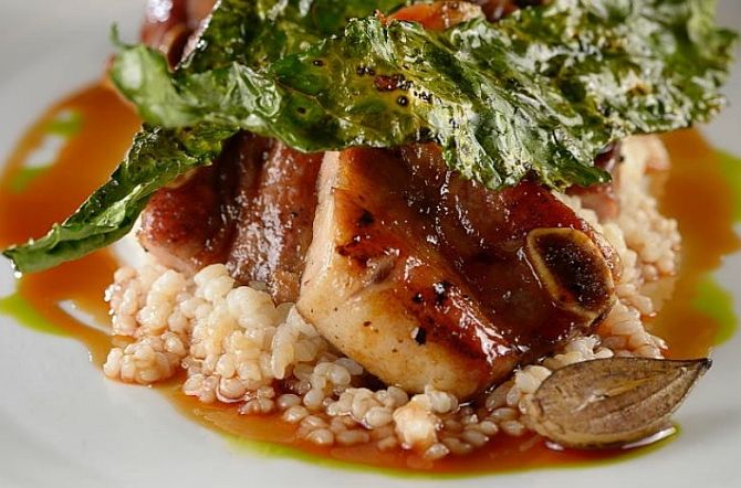 Assado de tira, cavolo nero e quirela de arroz do chef Jefferson Rueda. A expectativa é de que A Casa do Porco entre para os 50 melhores do mundo pela primeira vez. Foto: Reprodução Instagram / A Casa do Porco Assado de tira, cavolo nero e quirela de arroz do chef Jefferson Rueda. A expectativa é de que A Casa do Porco entre para os 50 melhores do mundo pela primeira vez. Foto: Reprodução Instagram / A Casa do Porco
