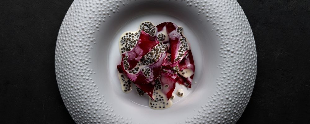 Lascas de beterraba com crosta de sal e molho de caviar. Foto: divulgação / Mirazur. Lascas de beterraba com crosta de sal e molho de caviar. Foto: divulgação / Mirazur.