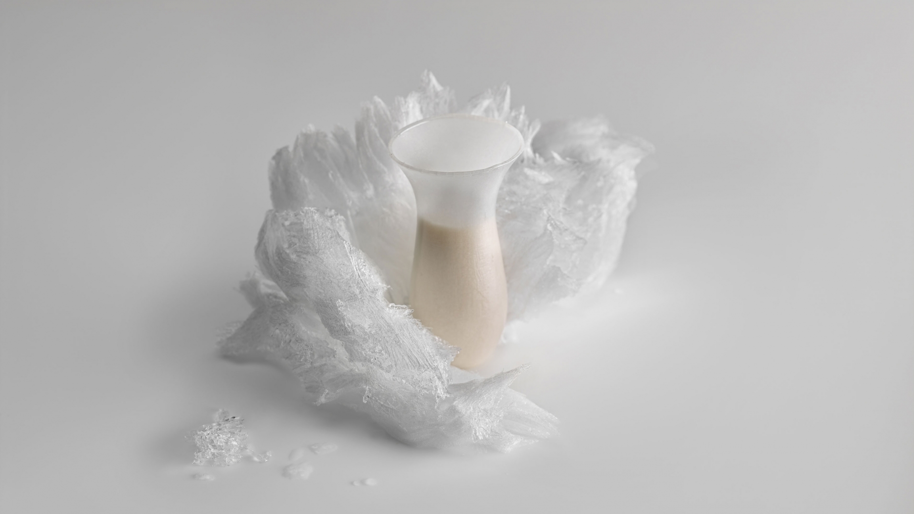 Sobremesa com pinholes e raspas de gelo. Foto: José Luis López de Zubiría/ Mugaritz. Sobremesa com pinholes e raspas de gelo. Foto: José Luis López de Zubiría/ Mugaritz.