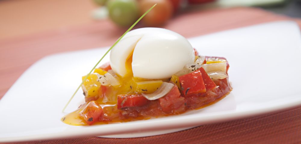 Ovo mollet preparado pelo chef Gustavo Alves, do L'Épicerie. Foto: Alexandre Mazzo/Gazeta do Povo
