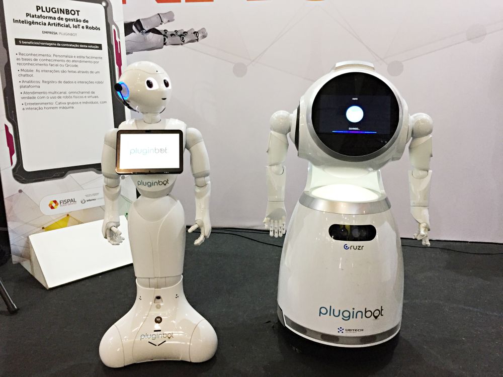 Pepper e Cruzr: robôs humanoides que utilizam inteligência artificial para interagir com os clientes. Foto: Guilherme Grandi/Gazeta do Povo. Pepper e Cruzr: robôs humanoides que utilizam inteligência artificial para interagir com os clientes. Foto: Guilherme Grandi/Gazeta do Povo.