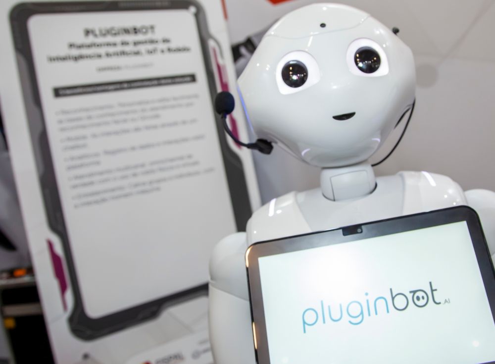 A robozinha Pepper interage com o cliente por comando de voz e sensor de presença. Foto: Fispal/divulgação. A robozinha Pepper interage com o cliente por comando de voz e sensor de presença. Foto: Fispal/divulgação.