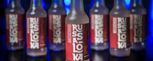 Bar engarrafa drink mais vendido para concorrer com Smirnoff Ice e Skol Beats Drink Russa Roka. Foto: Letícia Akemi/Gazeta do Povo.