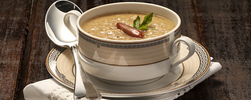 10 receitas de sopas, chocolate quente e quentão para espantar o frio Sopa de pinhão. Foto: Alexandre Mazzo/Gazeta do Povo.