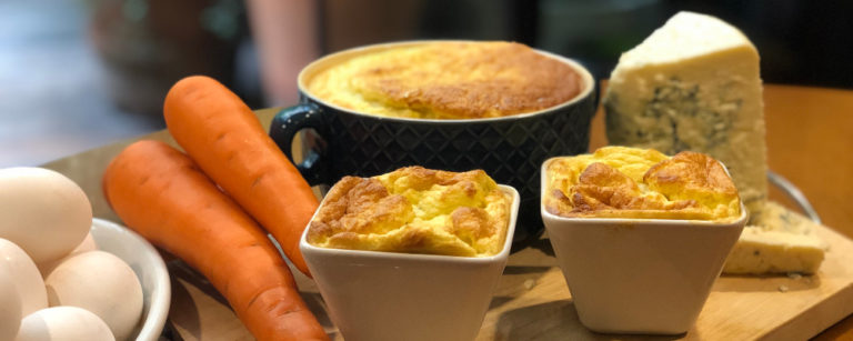 No suflê, o sabor adocicado da cenoura contrasta com a picância do queijo. Foto: divulgação.