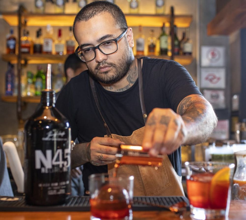 O paulista César Griffo faz um Negroni engarrafado com todos os ingredientes como vermute, gim e bitters produzidos por ele mesmo. Foto: Fernando Ctenas/divulgação. O paulista César Griffo faz um Negroni engarrafado com todos os ingredientes como vermute, gim e bitters produzidos por ele mesmo. Foto: Fernando Ctenas/divulgação.