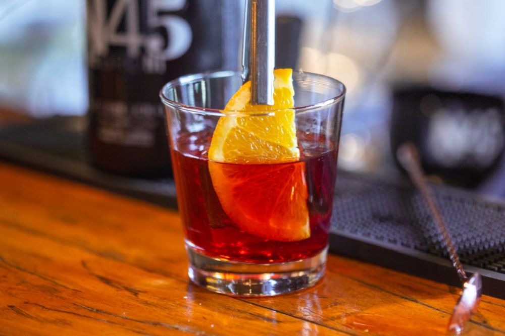 O vermute é o destilado mais tradicional em drinks como Negroni, Manhattan e Abbey. Foto: Fernando Ctenas/divulgação. O vermute é o destilado mais tradicional em drinks como Negroni, Manhattan e Abbey. Foto: Fernando Ctenas/divulgação.