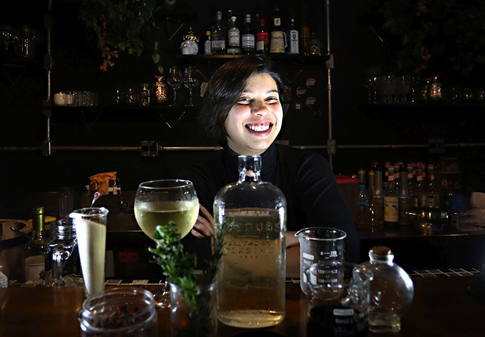 A bartender Rahysa Chamma está fazendo um vermute mais floral do que a receita tradicional. Foto: Albari Rosa/Gazeta do Povo. A bartender Rahysa Chamma está fazendo um vermute mais floral do que a receita tradicional. Foto: Albari Rosa/Gazeta do Povo.