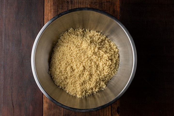Para o couscous ficar bem soltinho, o chef recomenda misturar um pouco de azeite de oliva aos grãos antes de hidratá-lo. Para o couscous ficar bem soltinho, o chef recomenda misturar um pouco de azeite de oliva aos grãos antes de hidratá-lo.