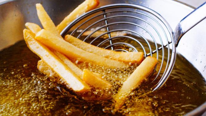 A fritura ideal é crocante por fora e macia por dentro. Foto: Shutterstock. A fritura ideal é crocante por fora e macia por dentro. Foto: Shutterstock.