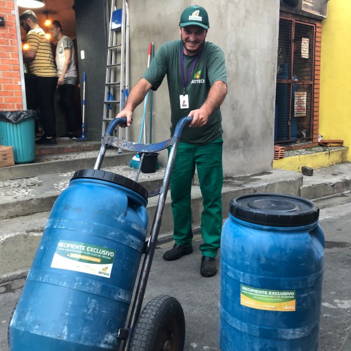 Biotech retira galões de óleo de cozinha em recipientes adequados e transforma em biodiesel. Foto: Divulgação. Biotech retira galões de óleo de cozinha em recipientes adequados e transforma em biodiesel. Foto: Divulgação.
