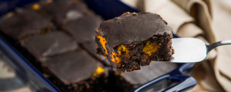 Bolo de cenoura estilo americano, da chef Julia Guedes. Foto: Letícia Akemi/ Gazeta do Povo.