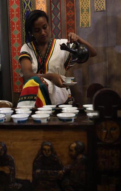 Mulheres são as responsáveis pelo ritual de preparo do café na Etiópia. Foto: Anderson Hartmann / Gazeta do Povo. Mulheres são as responsáveis pelo ritual de preparo do café na Etiópia. Foto: Anderson Hartmann / Gazeta do Povo.