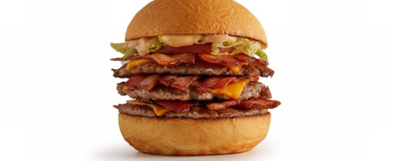 Cheesebacon tamanho G, com três hambúrgueres de 70g cada. Foto: Divulgação / Jeronimo