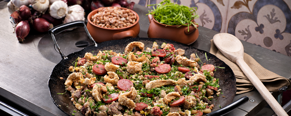 O disco de arado era tradicionalmente usado como chapa para preparar o famoso feijão tropeiro. Foto: Alexandre Mazzo/Gazeta do Povo.