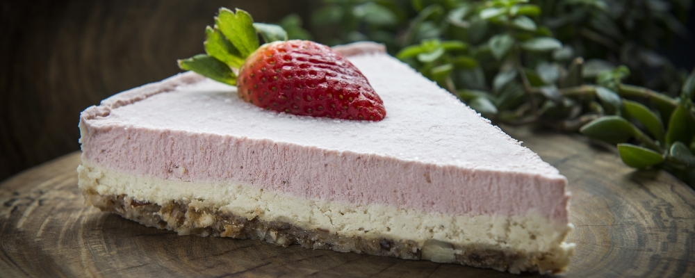 Foto do ambiente e algumas opções do cardápio do Hanuman Café . Cozinha crua , trufa cheesecake torta avelã . 04-07-019 Foto Letícia Akemi / Gazeta do Povo