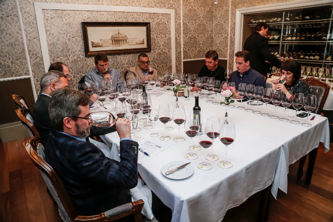 Provamos, em uma degustação vertical, nove diferentes safras do maior tinto da Espanha. Foto: André Rodrigues/ Gazeta do Povo. Provamos, em uma degustação vertical, nove diferentes safras do maior tinto da Espanha. Foto: André Rodrigues/ Gazeta do Povo.