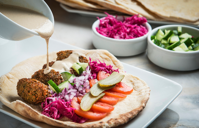 Passo a passo da receita de falafel , preparado pela chef Vaneska Bersani do Velho Oriente. Foto: Letícia Akemi/Gazeta do Povo. Passo a passo da receita de falafel , preparado pela chef Vaneska Bersani do Velho Oriente. Foto: Letícia Akemi/Gazeta do Povo.