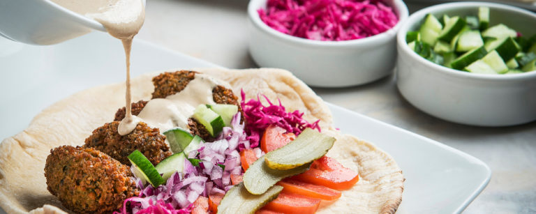 Passo a passo da receita de falafel , preparado pela chef Vaneska Bersani do Velho Oriente. Foto: Letícia Akemi/Gazeta do Povo.