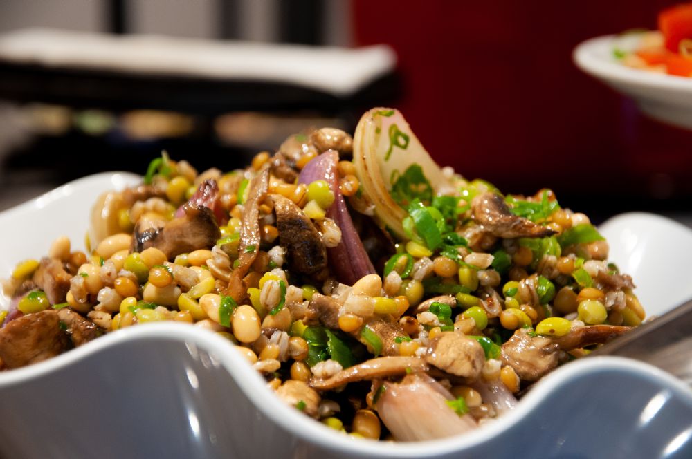 Salada de feijões da chef Gabriela Carvalho muda a cada preparo: depende da variedade de leguminosas e cereais disponível. Foto: Gabriela Bini/Divulgação Salada de feijões da chef Gabriela Carvalho muda a cada preparo: depende da variedade de leguminosas e cereais disponível. Foto: Gabriela Bini/Divulgação