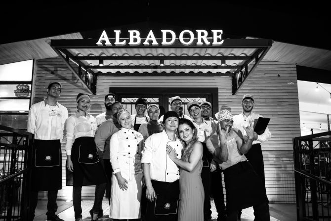 Camila Yoshida e a equipe do restaurante Albadore. Foto: Divulgação. Camila Yoshida e a equipe do restaurante Albadore. Foto: Divulgação.