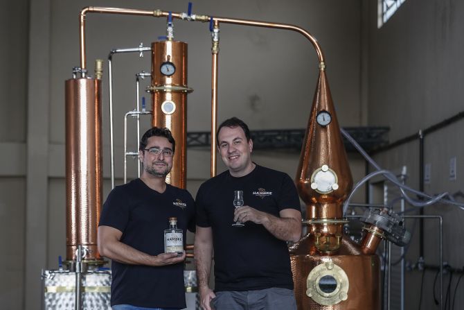 Guilherme Neme e Eduardo Alves, sócios da Hambre Gin, marca responsável por criar o primeiro gim curitibano. Foto: Jonathan Campos / Gazeta do Povo Guilherme Neme e Eduardo Alves, sócios da Hambre Gin, marca responsável por criar o primeiro gim curitibano. Foto: Jonathan Campos / Gazeta do Povo