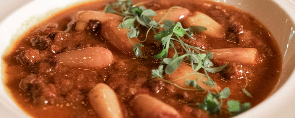 Goulash de pinhão Chef Felipe Miyake adapta receita húngara, adicionando pinhões. Foto: Mariana Lima.