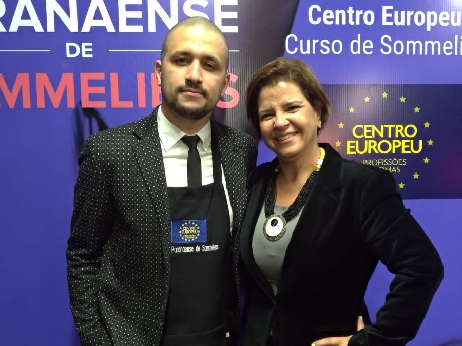 Vencedor Guilherme Balbino ao lado de Thays Ferrão, organizadora do evento. Foto: divulgação / Centro Europeu. Vencedor Guilherme Balbino ao lado de Thays Ferrão, organizadora do evento. Foto: divulgação / Centro Europeu.