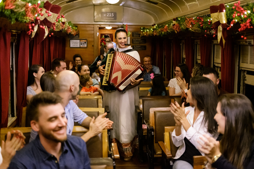 Passeio de trem conta com atrações musicais ao longo do trajeto. Foto: Divulgação. Passeio de trem conta com atrações musicais ao longo do trajeto. Foto: Divulgação.