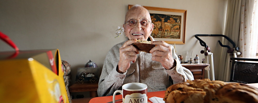 Bom Gourmet - Mario Comazzi, de 94 anos que é apaixonado pelo panettone Bauducco - já comeu mais de 50 panettones este ano