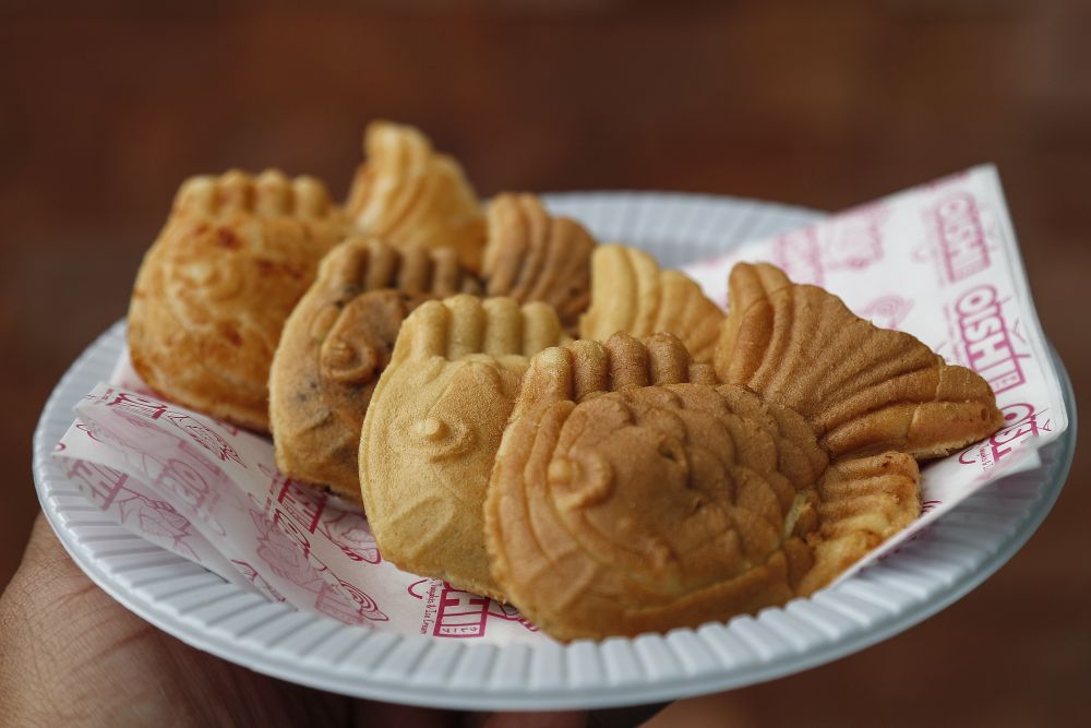O famoso bolinho japonês vem recheado com chocolate, creme ou anko - pasta doce de feijão. Foto: Jonathan Campos / Gazeta do Povo. O famoso bolinho japonês vem recheado com chocolate, creme ou anko - pasta doce de feijão. Foto: Jonathan Campos / Gazeta do Povo.
