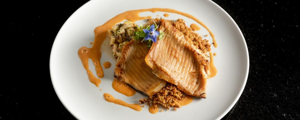 Peixe de rio, pacu vira estrela servido defumado com ceviche de banana Peixe de rio, pacu vira estrela servido defumado com ceviche de banana