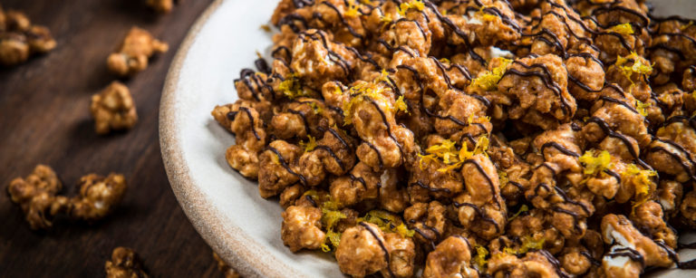 Pipoca caramelada com laranja e chocolate. Foto: Letícia Akemi/Gazeta do Povo.