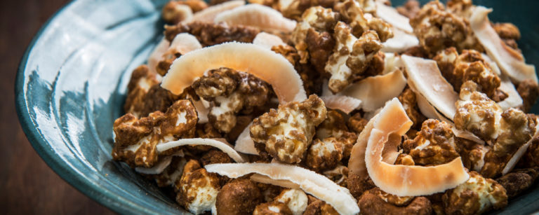 Pipoca caramelada com nuts. Foto: Letícia Akemi/Gazeta do Povo.