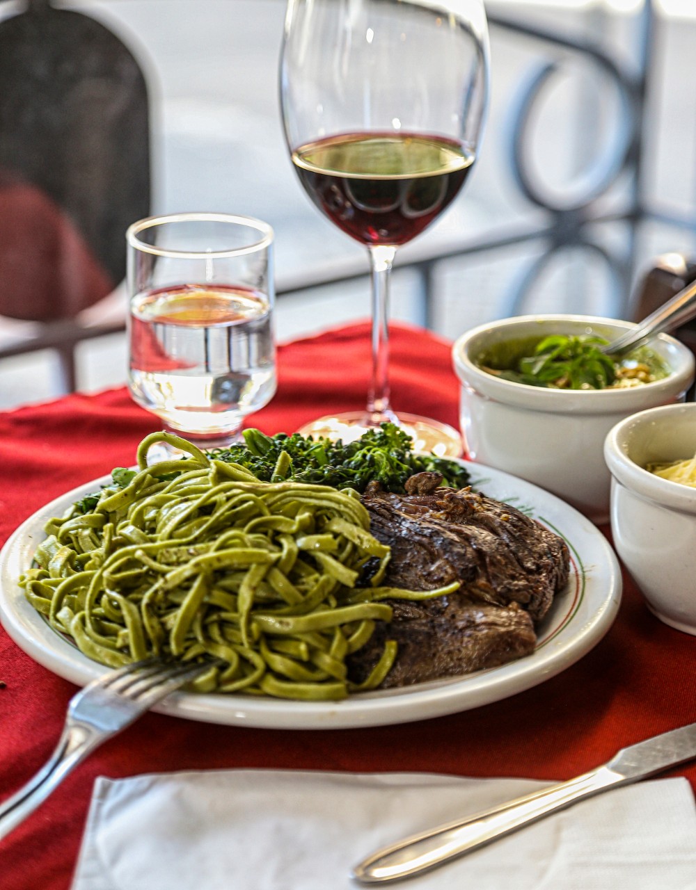 O Filet Spaghetto, um dos carros-chefes da casa, foi sugestão de um cliente nos primeiros dias do restaurante. Foto: André Rodrigues/Gazeta do Povo. O Filet Spaghetto, um dos carros-chefes da casa, foi sugestão de um cliente nos primeiros dias do restaurante. Foto: André Rodrigues/Gazeta do Povo.