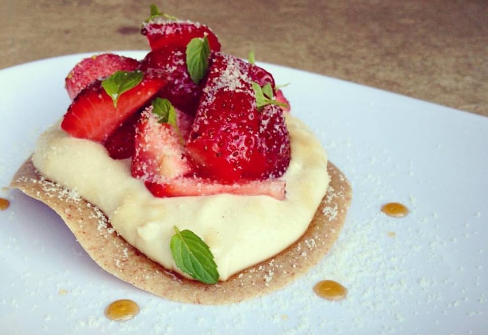 Torta com massinha de amêndoas, creme inglês e morangos. Foto: divulgação. Torta com massinha de amêndoas, creme inglês e morangos. Foto: divulgação.