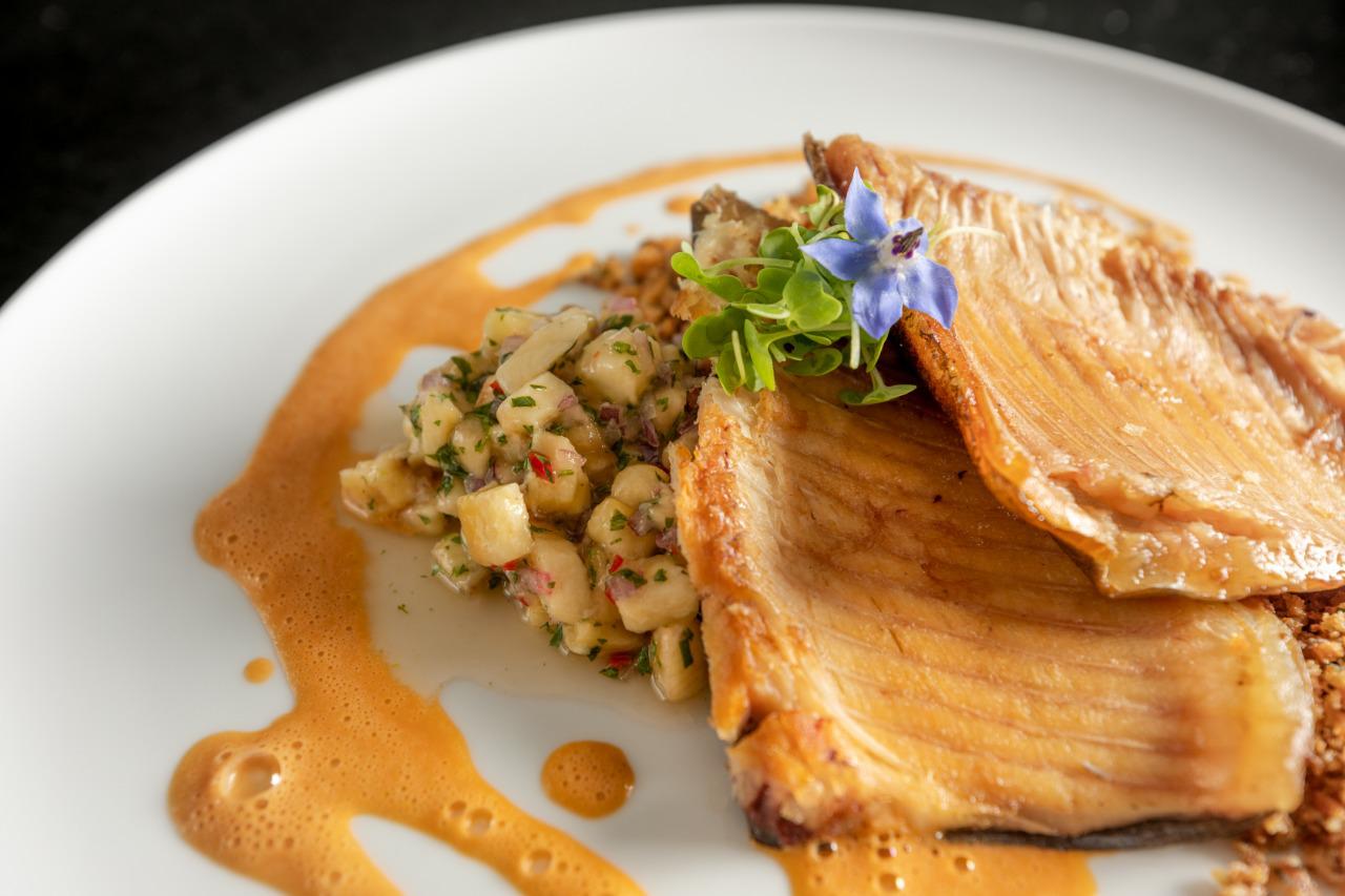 Pacu defumado é servido no restaurante K.sa com farofa cítrica, ceviche de banana e molho de mariscos. Foto: Rubens Kato /divulgação. Pacu defumado é servido no restaurante K.sa com farofa cítrica, ceviche de banana e molho de mariscos. Foto: Rubens Kato /divulgação.