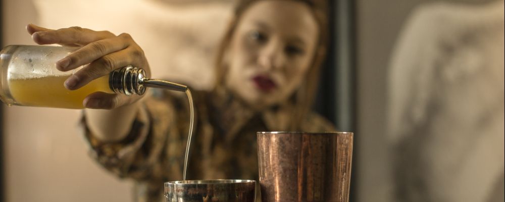 No Ponto Gin, dois drinks levam aquafaba. Ingrediente tem a mesma função que clara de ovo em coqueteis: dar corpo e formar espuma na bebida. Foto: Munir Bucair Filho/Divulgação