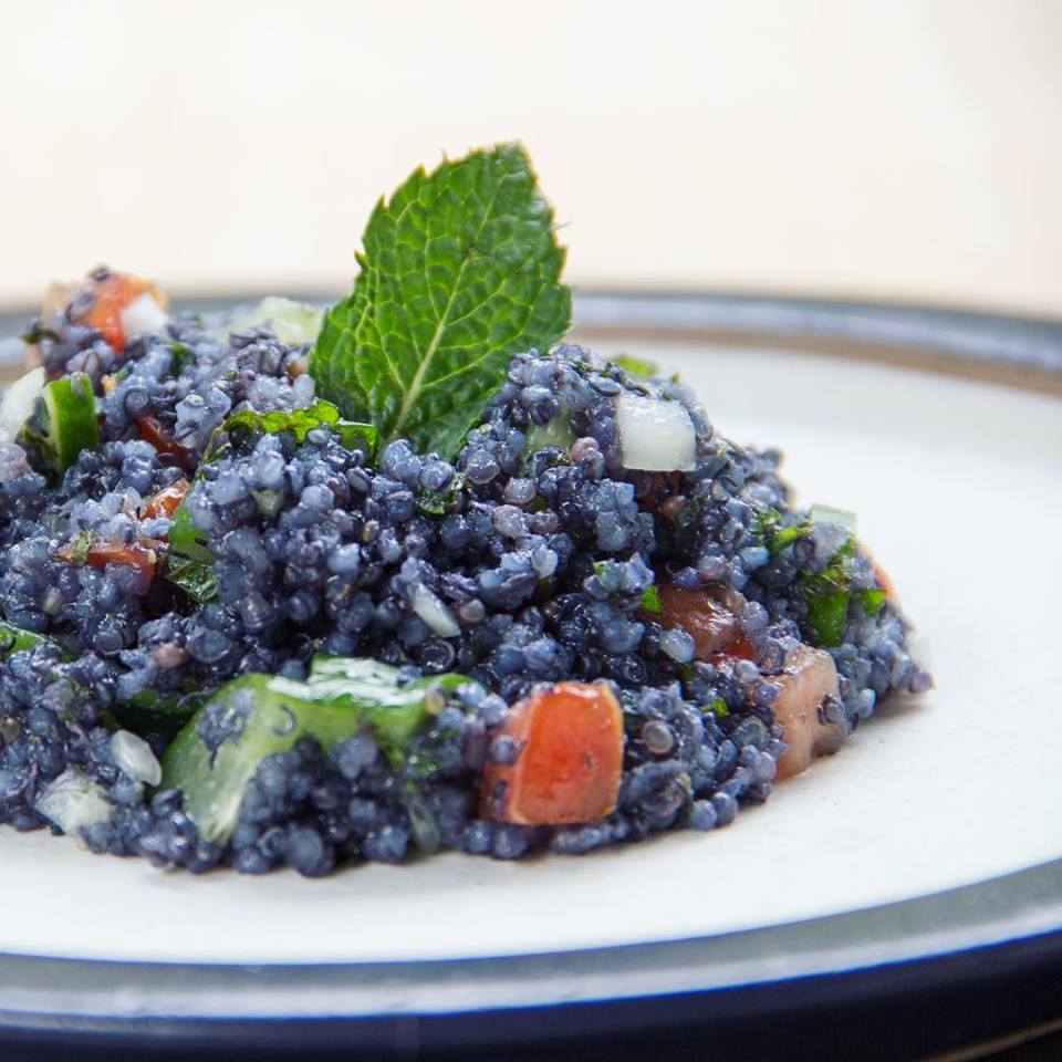 Salada de quinoa preparada pela culinarista Bela Gil. O cereal foi cozido em suco de jenipapo verde. Foto: Reprodução/Facebook Salada de quinoa preparada pela culinarista Bela Gil. O cereal foi cozido em suco de jenipapo verde. Foto: Reprodução/Facebook