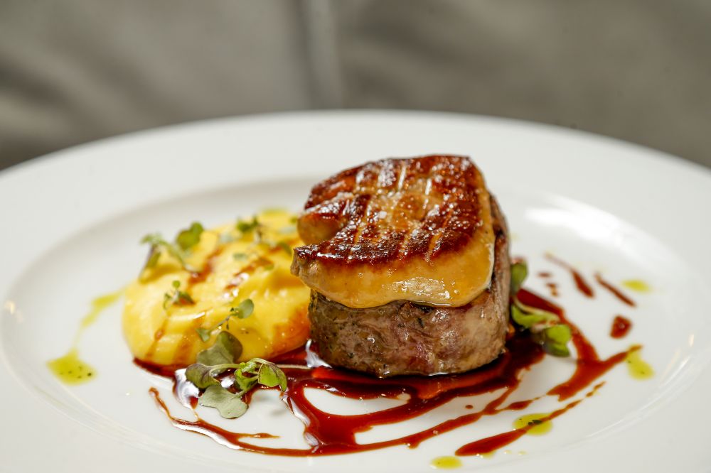 Um dos pratos criados por Ivo Lopes é o mignon com foie gras. Foto: Hugo Harada/Gazeta do Povo. Um dos pratos criados por Ivo Lopes é o mignon com foie gras. Foto: Hugo Harada/Gazeta do Povo.