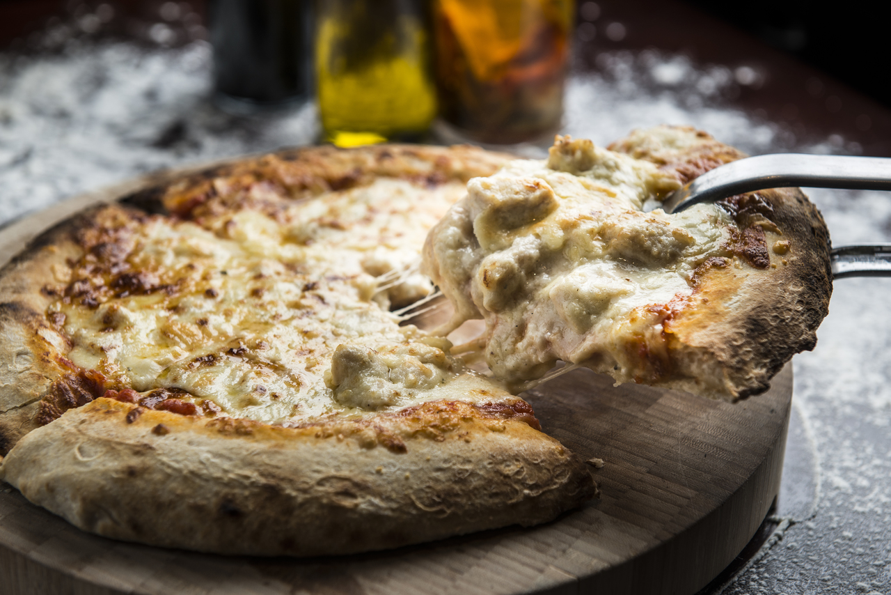 Pizza de frango com creme de queijo, uma referência ao sabor clássico frango com catupiry. Foto: Letícia Akemi/Gazeta do Povo Pizza de frango com creme de queijo, uma referência ao sabor clássico frango com catupiry. Foto: Letícia Akemi/Gazeta do Povo
