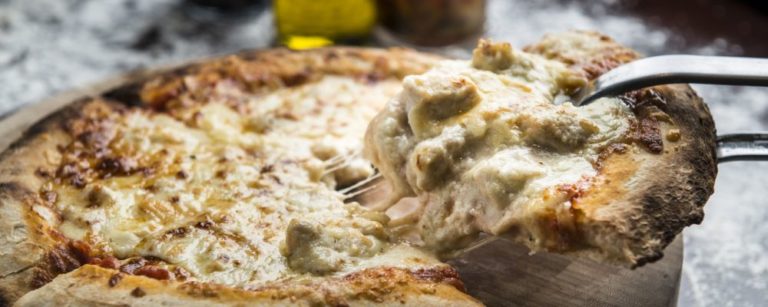 Pizza de frango com creme de queijo, uma referência ao sabor clássico frango com catupiry. Foto: Letícia Akemi/Gazeta do Povo
