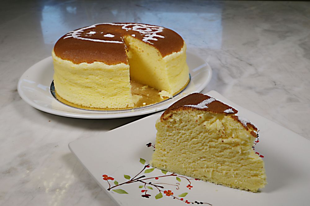 O cheesecake japonês tem textura de esponja. Foto: Victor Ferraz / Gazeta do Povo. O cheesecake japonês tem textura de esponja. Foto: Victor Ferraz / Gazeta do Povo.