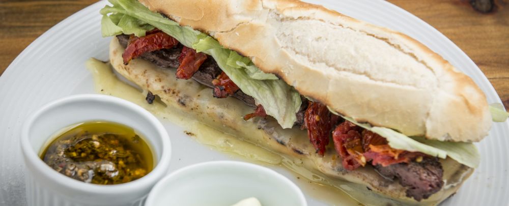 Lomito da La Lomiteria. Foto: Letícia Akemi/Gazeta do Povo.