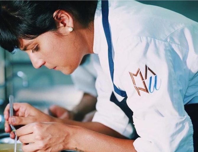 Em menos de 24 meses, Manu Buffara foi convidada a cozinhar com os melhores chefs do mundo em dezenas de viagens. Foto: Reprodução / Instagram Em menos de 24 meses, Manu Buffara foi convidada a cozinhar com os melhores chefs do mundo em dezenas de viagens. Foto: Reprodução / Instagram
