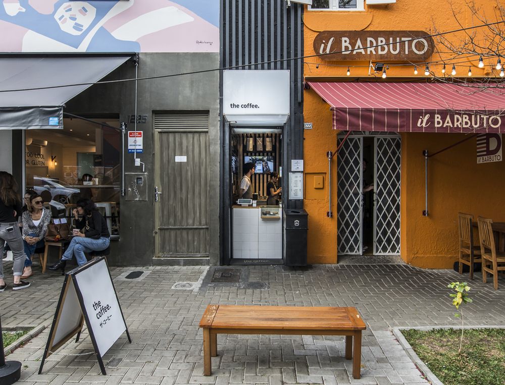 A The Coffee ocupa pequenos espaços de apenas 3 a 5 m², sem mesas, cadeiras ou garçons. Foto: Letícia Akemi/Gazeta do Povo. A The Coffee ocupa pequenos espaços de apenas 3 a 5 m², sem mesas, cadeiras ou garçons. Foto: Letícia Akemi/Gazeta do Povo.