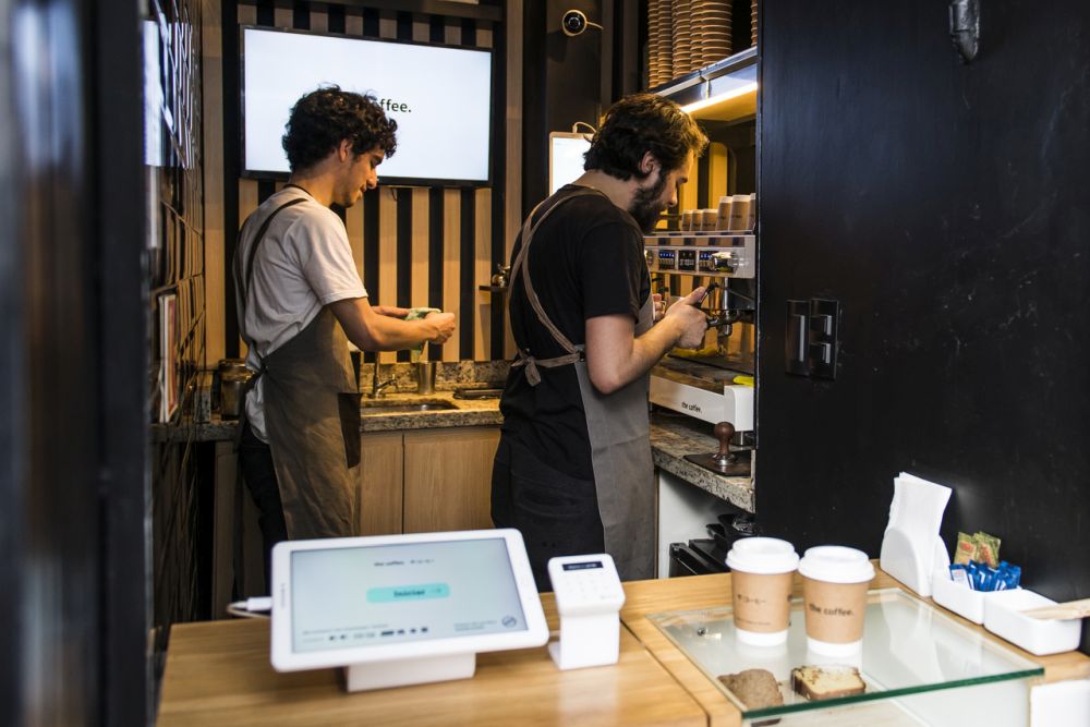 O empresário reconhece que algumas das lojas enfrentam a concorrência da Starbucks, mas ele acredita que isso até ajuda no movimento. Foto: Letícia Akemi/Gazeta do Povo. O empresário reconhece que algumas das lojas enfrentam a concorrência da Starbucks, mas ele acredita que isso até ajuda no movimento. Foto: Letícia Akemi/Gazeta do Povo.