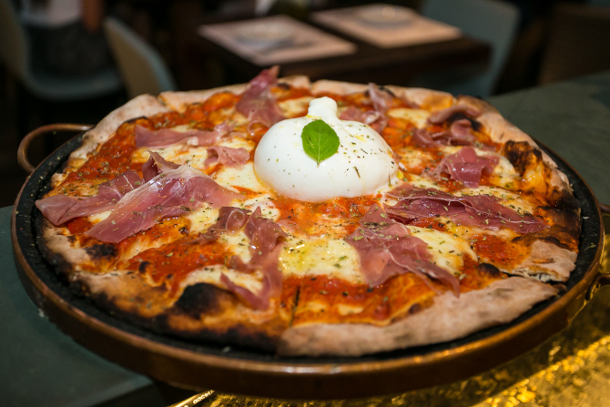Pizza burrata, do Carbone, em Florianópolis. Foto: Adriel Douglas. Pizza burrata, do Carbone, em Florianópolis. Foto: Adriel Douglas.