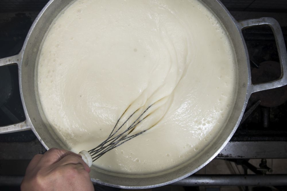Na versão do chef Claudio Couto, o fubá da polenta é cozido no caldo de galinha, leite e creme de leite. Foto: Letícia Akemi / Gazeta do Povo. Na versão do chef Claudio Couto, o fubá da polenta é cozido no caldo de galinha, leite e creme de leite. Foto: Letícia Akemi / Gazeta do Povo.