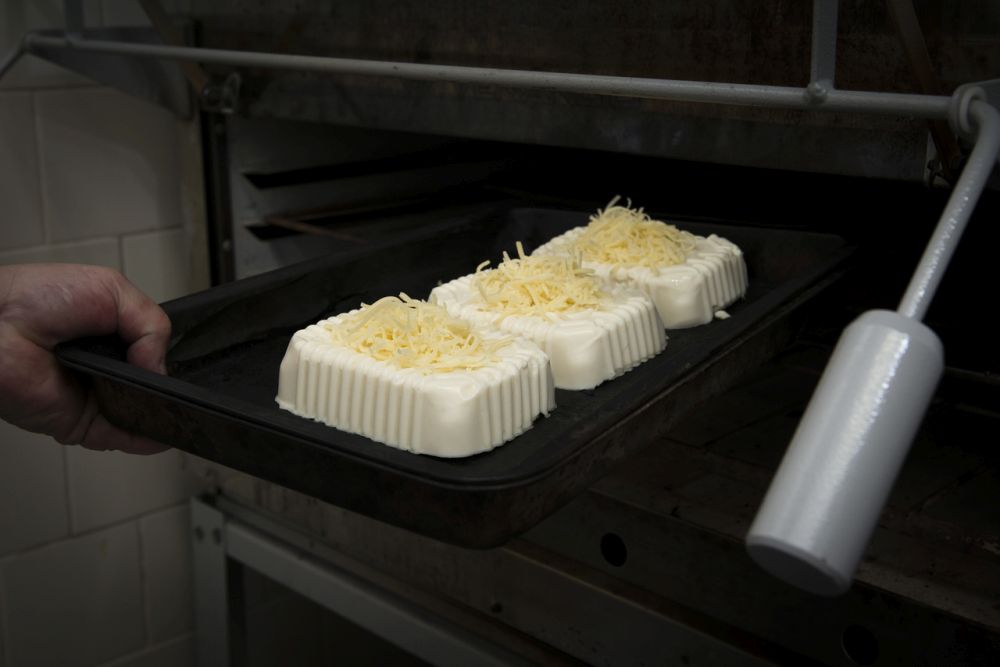 As porções de polenta vão ao forno por 20 minutos e gratinam com queijo parmesão. Foto: Letícia Akemi / Gazeta do Povo. As porções de polenta vão ao forno por 20 minutos e gratinam com queijo parmesão. Foto: Letícia Akemi / Gazeta do Povo.